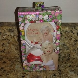 Marilyn Monroe wet n wild highlighter